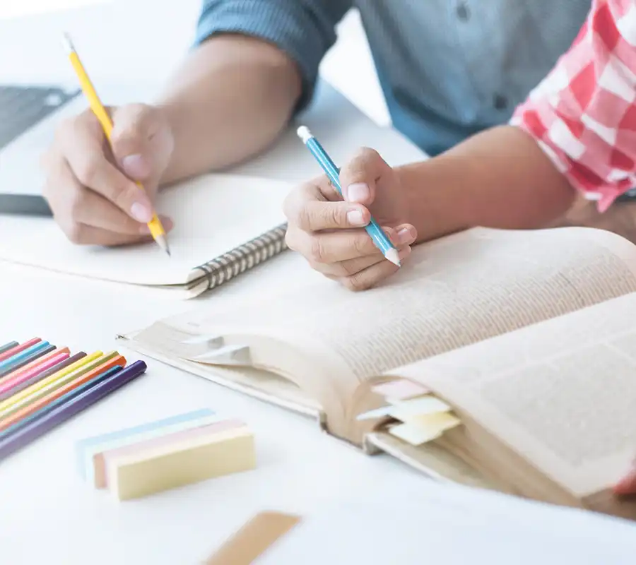 Enfants en situation d’aide scolaire avec un adulte